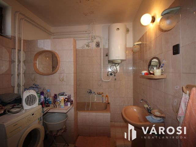 Vásárhelyen, Újvároson 6 szobás családiház ajánlat.