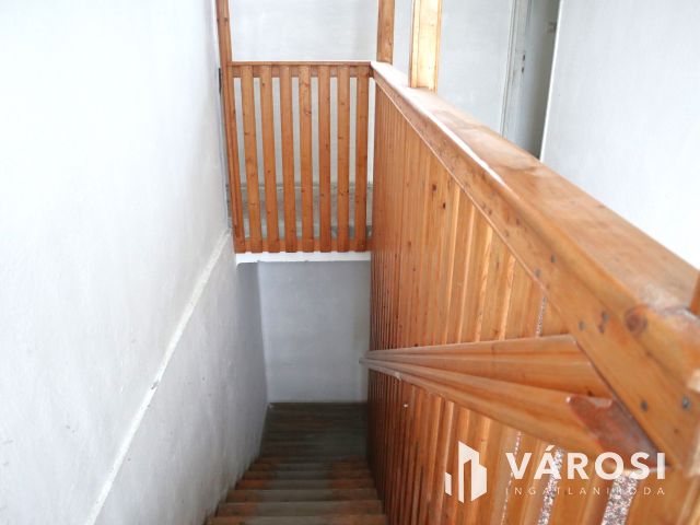 SZÁLLÁSHELY létesítésére alkalmas kétszintes IRODAHÁZ
