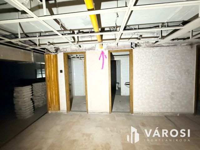500 m² üzlethelyiség a Blaha Lujza tér közelében eladó