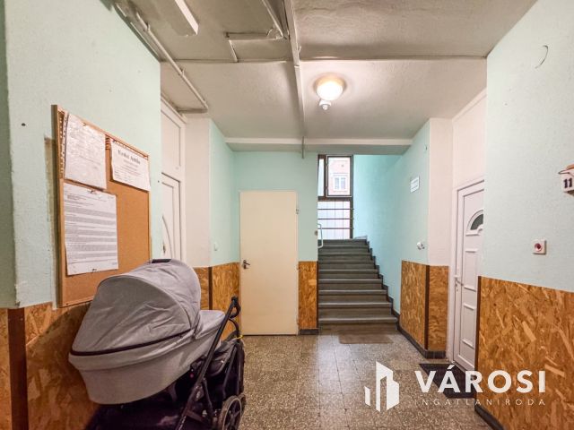 Teljesen felújított földszinti lakás a Budapest körúton