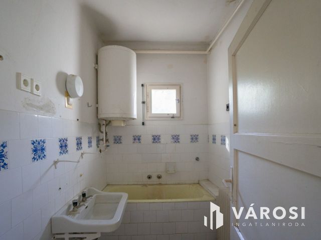 Pannonhalmi Főapátság közelében családi ház nagy telekkel!