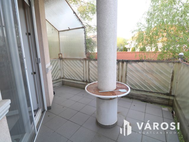 Nappali + 3 szoba, csendes, nyugodt lakókörnyezetben.