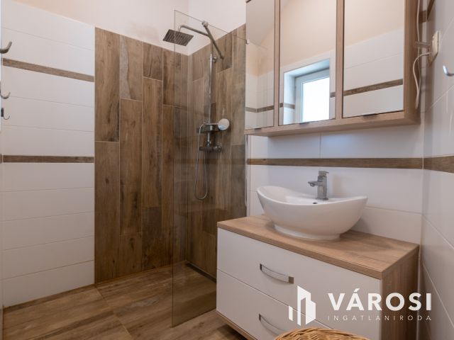 Első emeleti lakás a belvárosban