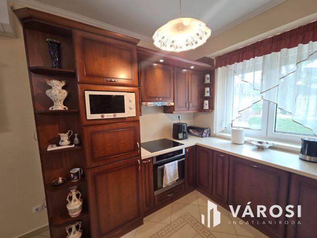 Győr-Szabadhegyen kifogástalan állapotú ikerház eladó