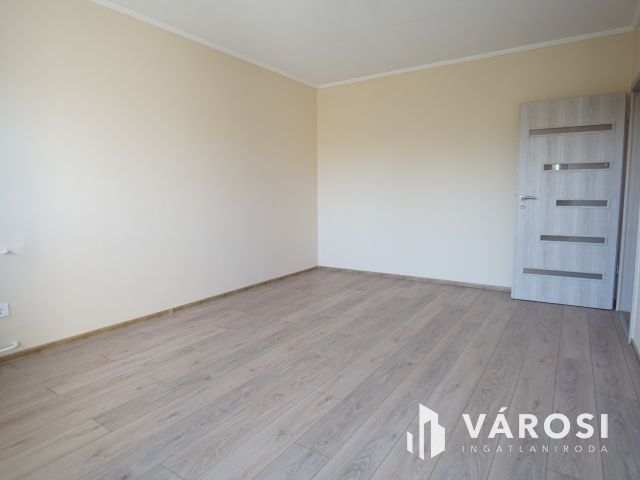 Rózsa utcában kiváló állapotú lakás a harmadikon