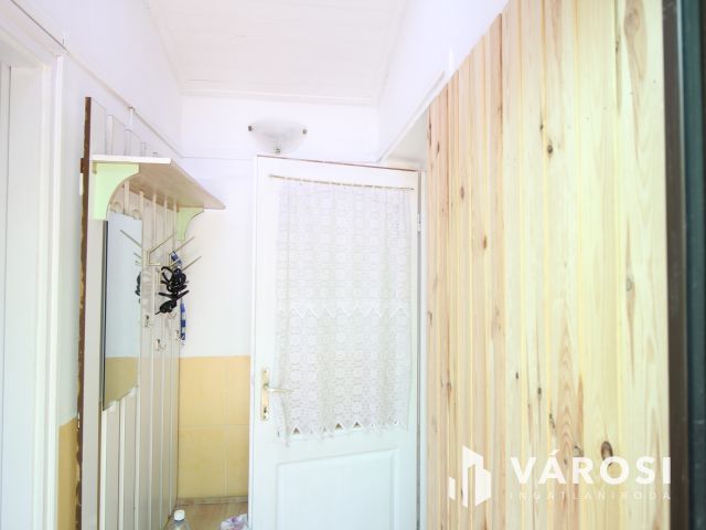 KERTES HÁZ A ZÁRT KERTBEN.