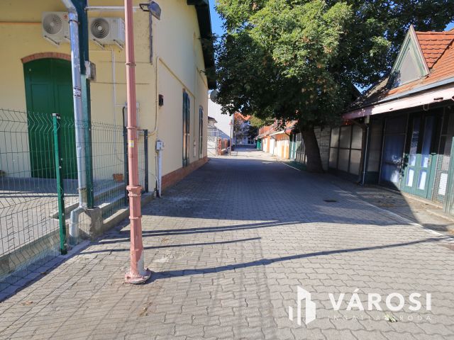 „ Sétáló utcában – 16 m²-es üzlet eladó Siófokon”